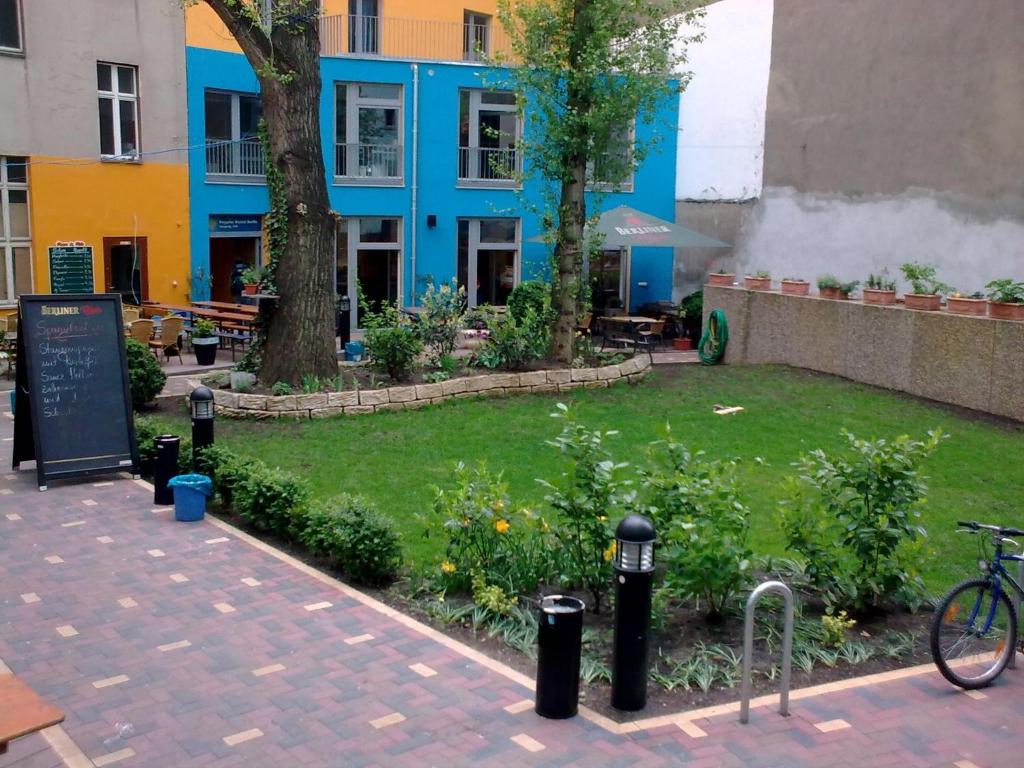 einen Garten vor einem Gebäude in der Unterkunft Pegasus Hostel Berlin in Berlin