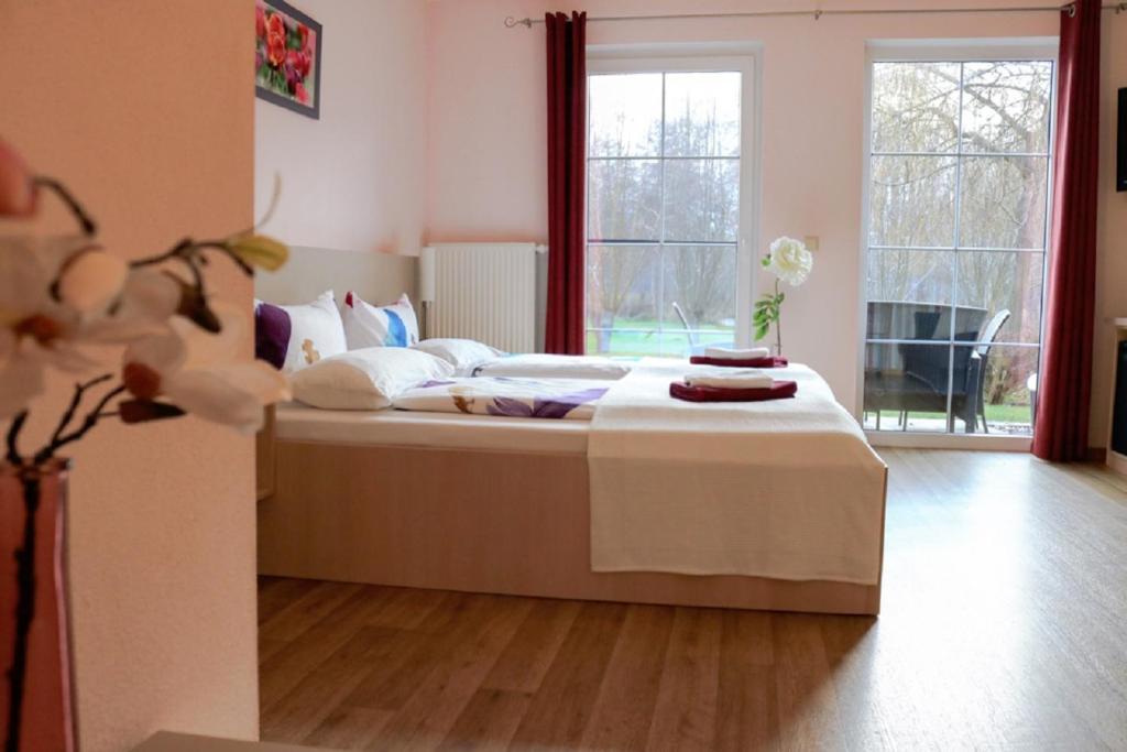 - une chambre avec un lit dans une pièce dotée d'une fenêtre dans l'établissement Gasthaus & Pension Am Kurfürstendamm, à Burg