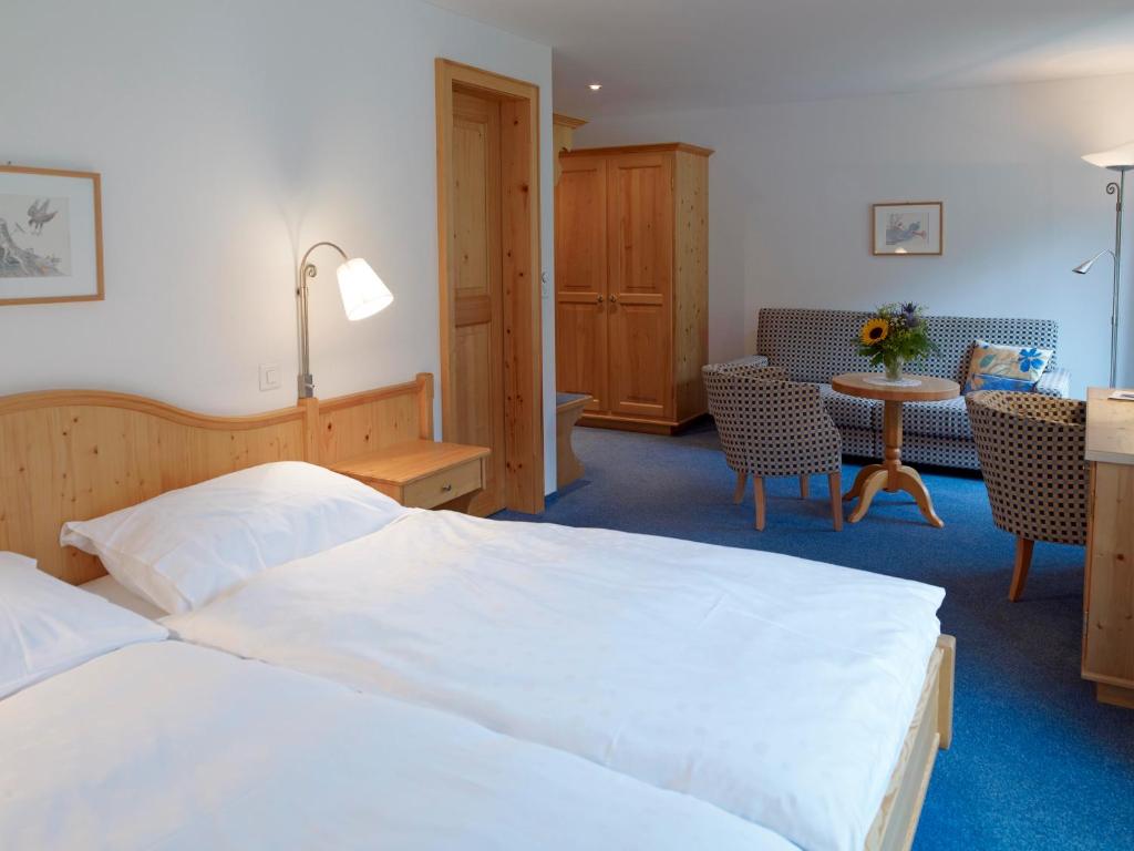 Postel nebo postele na pokoji v ubytování Hotel Alpina Parpan