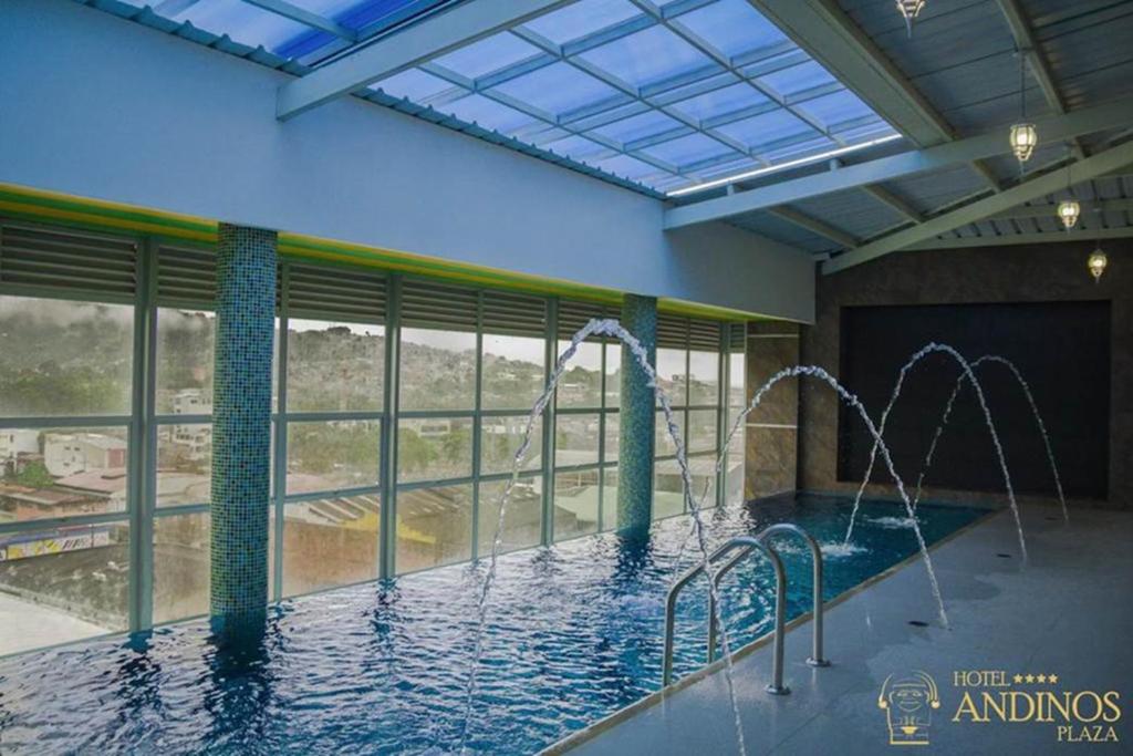 una gran piscina con 2 chorros de agua en Hotel Andinos Plaza Florencia, en Florencia