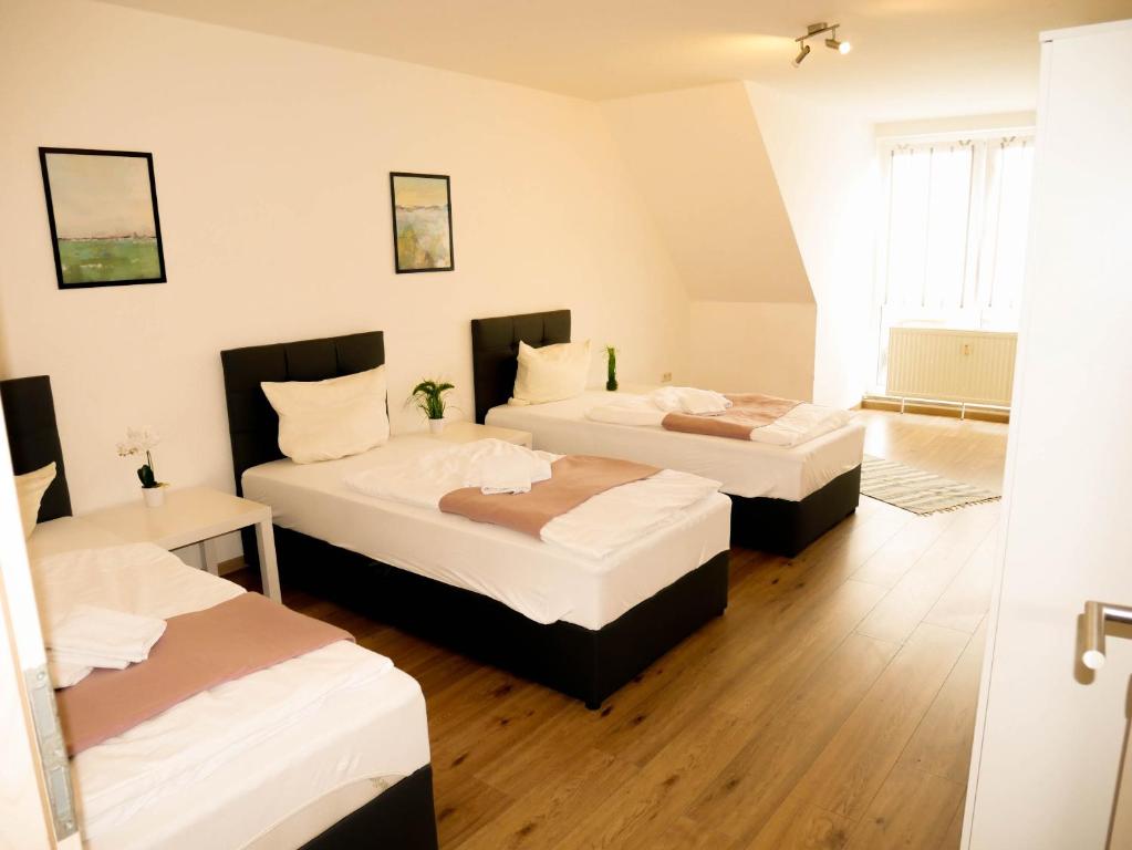 Kama o mga kama sa kuwarto sa SUNNYHOME Monteurwohnungen und Apartments nahe Regensburg