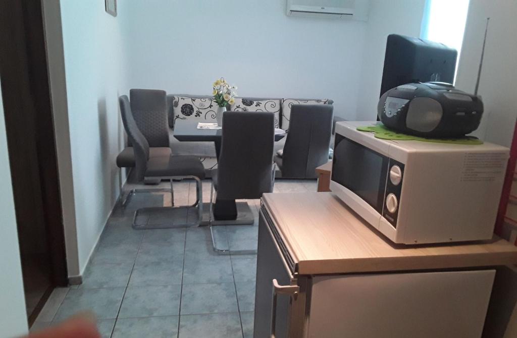 Televízia a/alebo spoločenská miestnosť v ubytovaní Navy Apartments