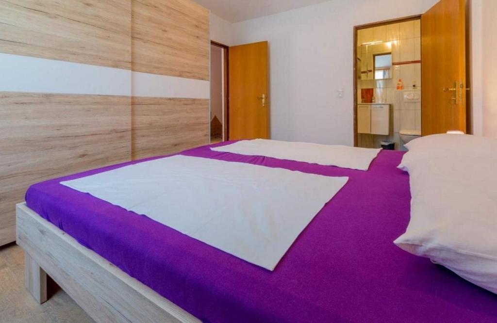 Posteľ alebo postele v izbe v ubytovaní Navy Apartments