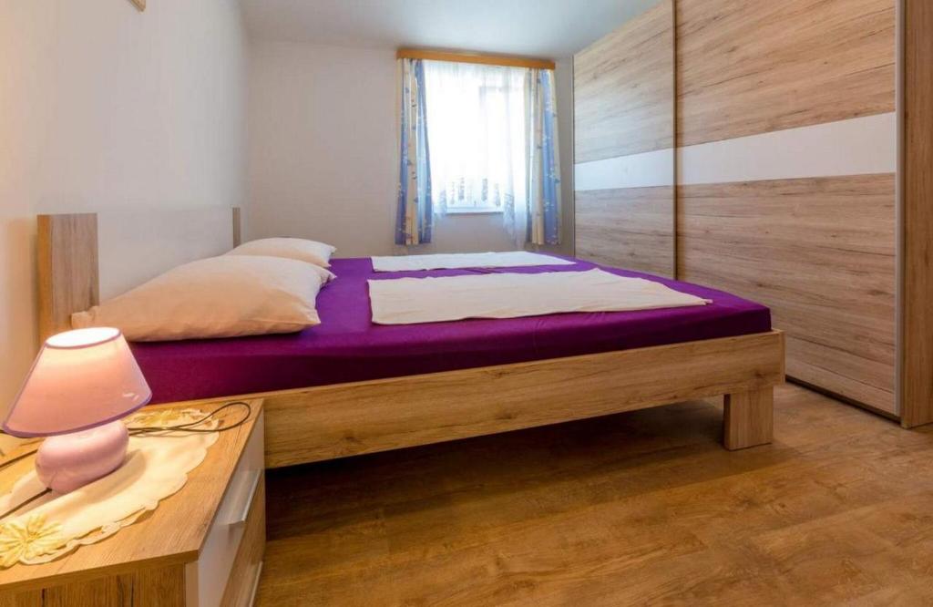 Posteľ alebo postele v izbe v ubytovaní Navy Apartments