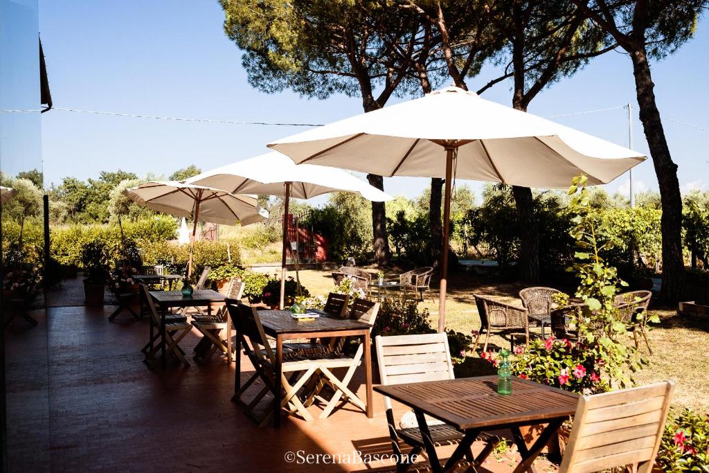 a group of tables and chairs with umbrellas at Locanda il Fornello in Altopascio