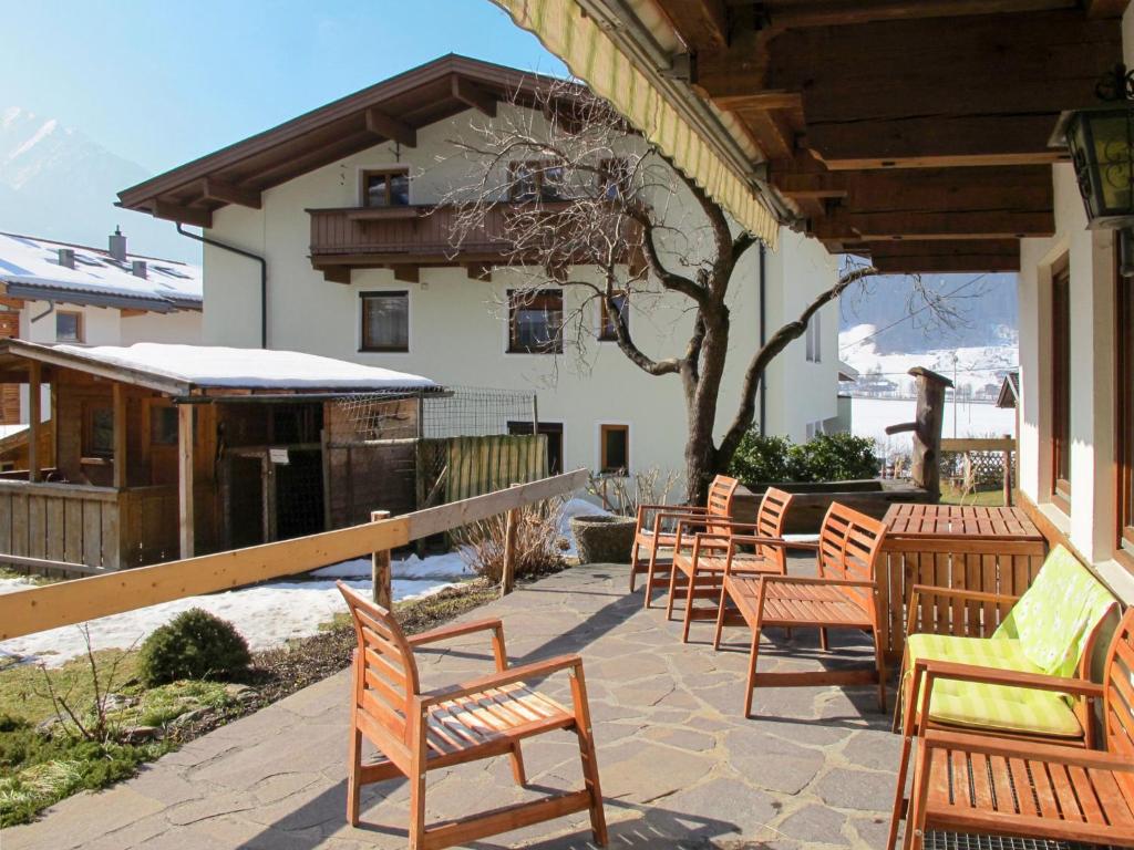 grupa krzeseł siedzących na patio w obiekcie Holiday Home Eberharter by Interhome w Mayrhofen