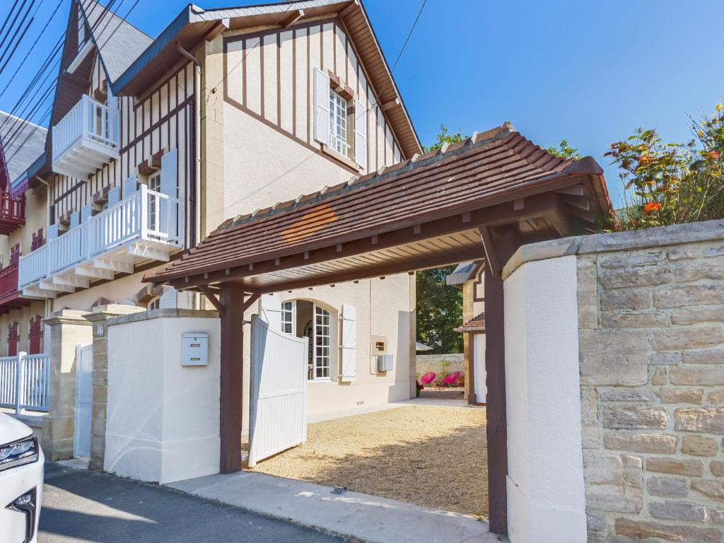 una casa con toldo a un lado. en Villa Le Cyclamen by Interhome, en Courseulles-sur-Mer