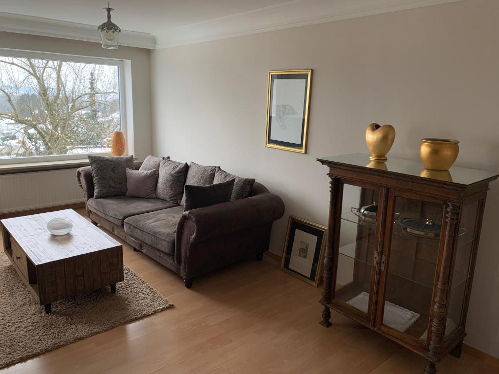 ein Wohnzimmer mit einem Sofa und einem Tisch in der Unterkunft Apartment Schmuck in Bad Abbach