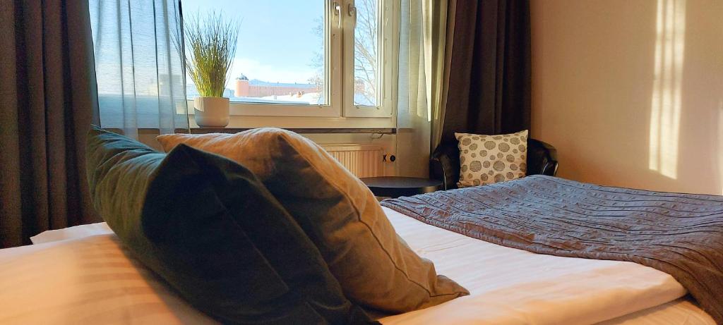 a bedroom with a bed and a window at Duvan Hotell & Konferens in Uppsala