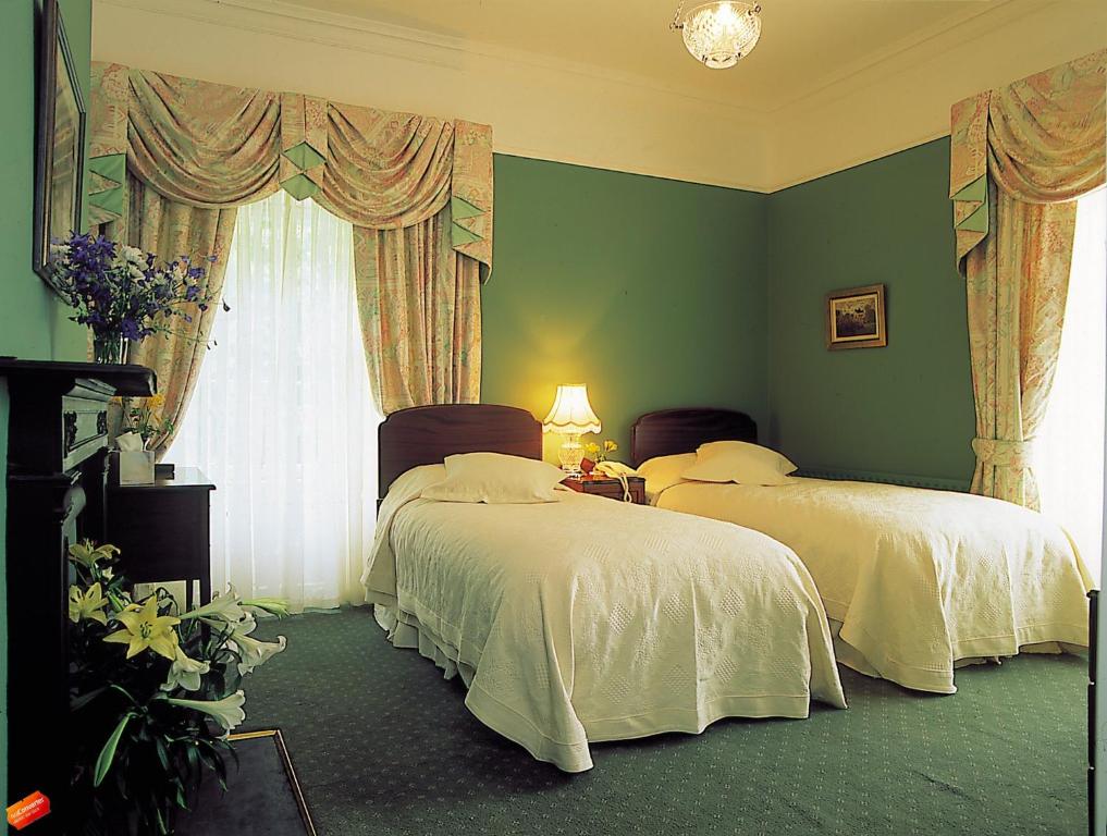 um quarto com 2 camas e uma janela em Ivyleigh House em Portlaoise