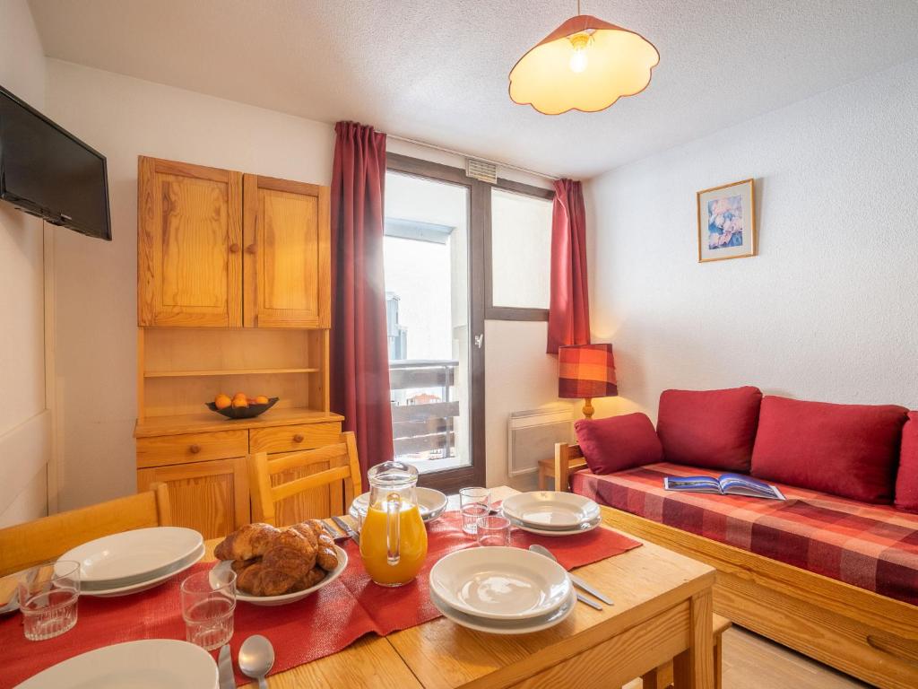 un salon avec une table et un canapé dans l'établissement Apartment Plein Soleil - Val Claret-1 by Interhome, à Tignes