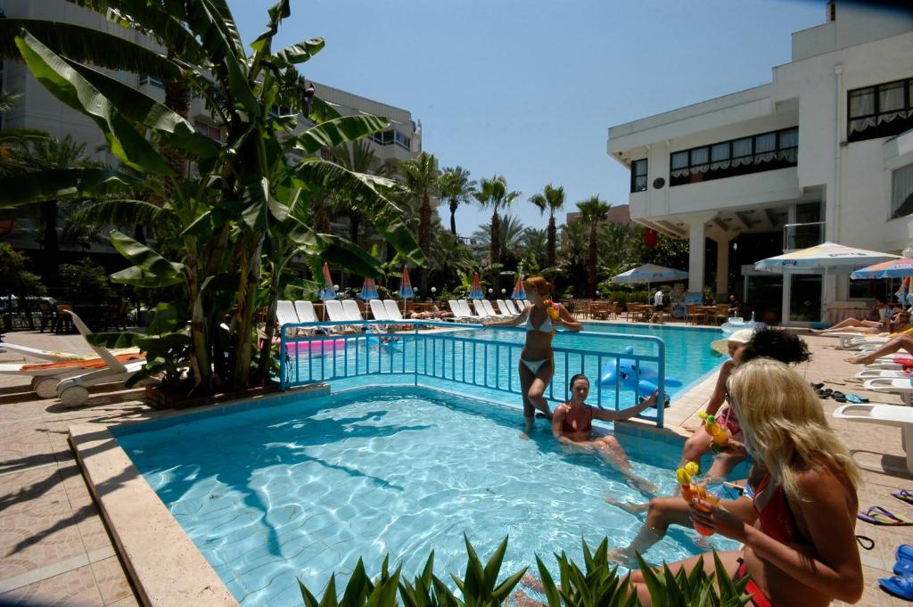 un grupo de personas jugando en la piscina de un complejo en Sesin Hotel, en Marmaris