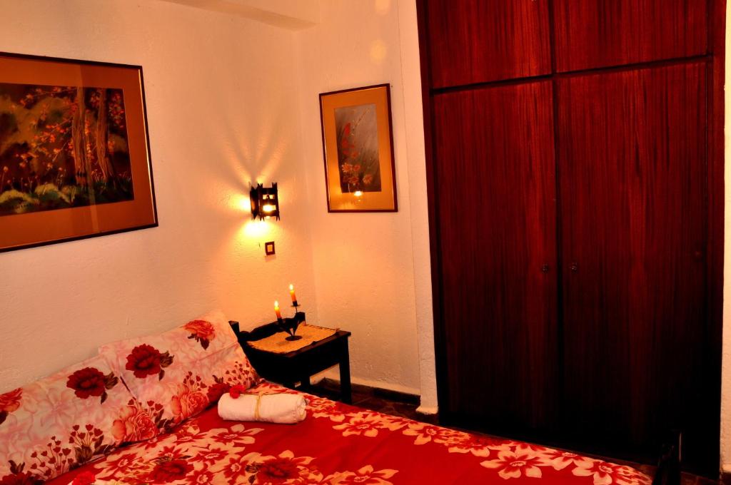 Postel nebo postele na pokoji v ubytování Heliotrope Apartments