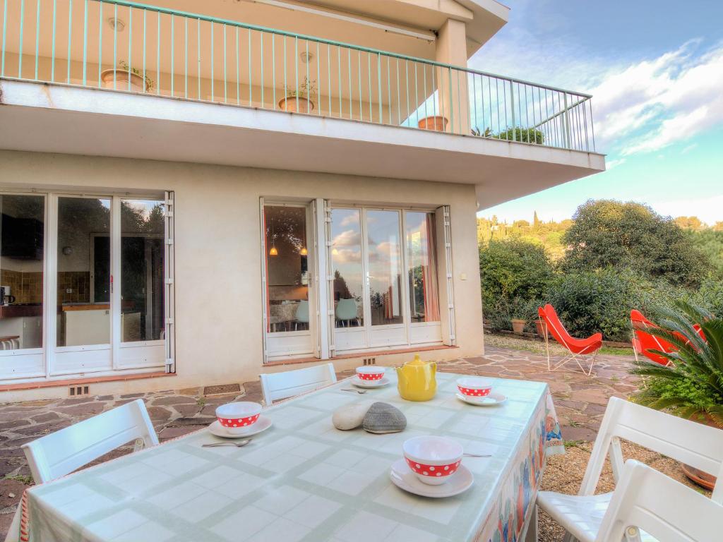 d'une terrasse avec une table et des chaises ainsi que d'un balcon. dans l'établissement Apartment Villa Chantoiseau by Interhome, à Cavalaire-sur-Mer