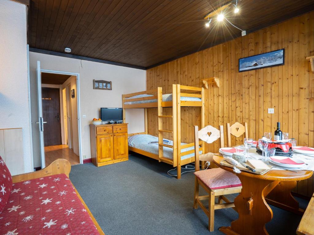 Cette chambre comprend une table et des lits superposés. dans l'établissement Apartment Le Sefcotel - Val Claret-2 by Interhome, à Tignes