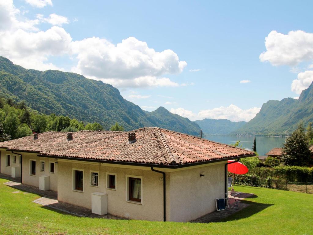 een huis met uitzicht op een meer en de bergen bij Holiday Home Villa Vesta by Interhome in Crone