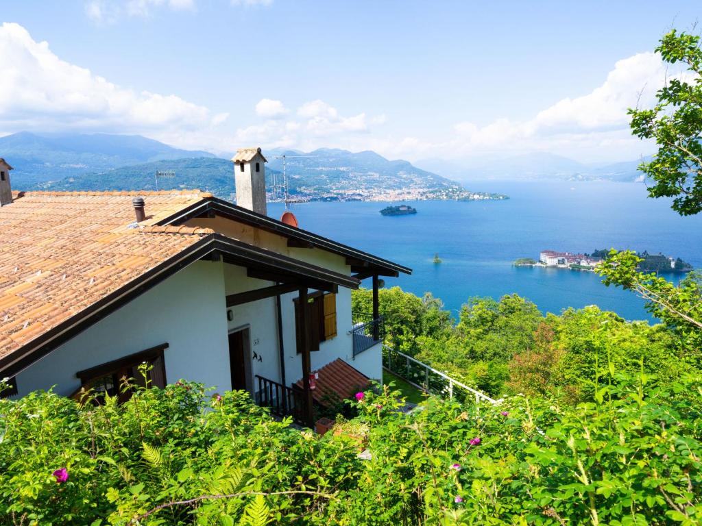 una casa en una colina con vistas al agua en Holiday Home Tramonto - SEA116-1 by Interhome, en Stresa