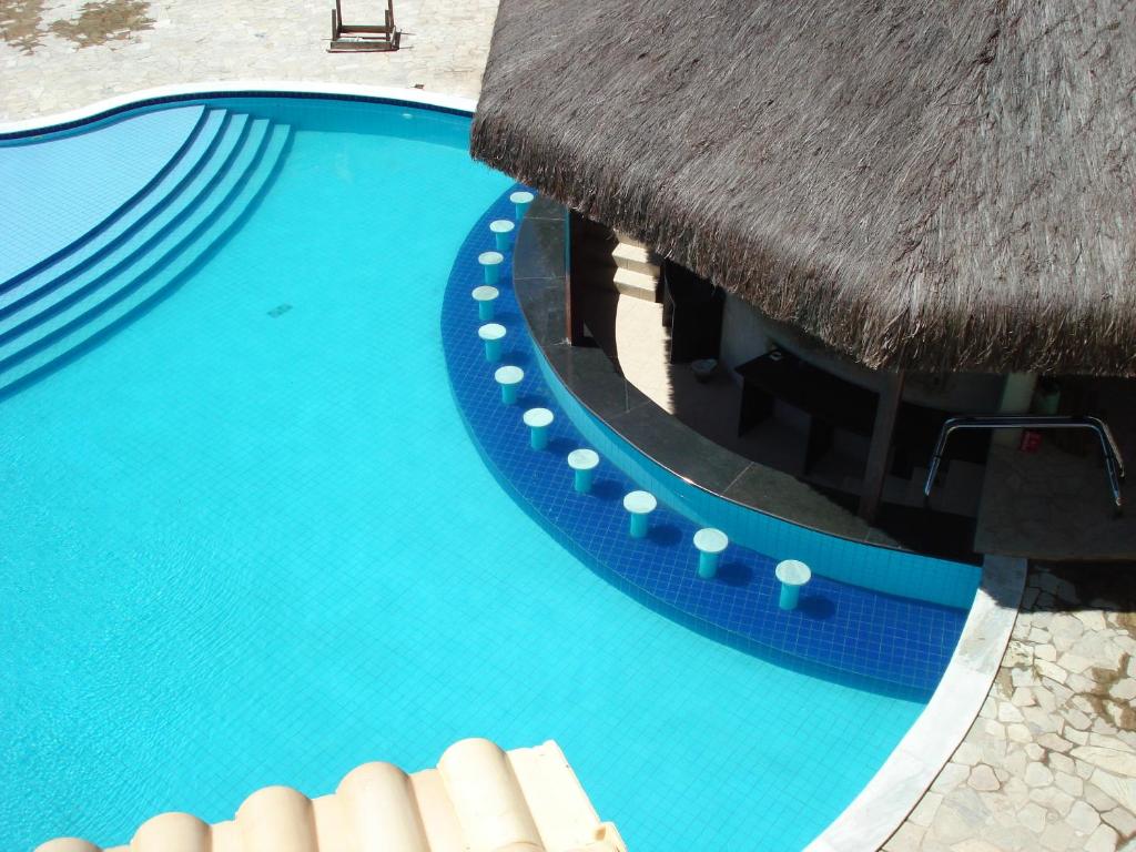 an overhead view of a swimming pool with blue water at CostaSol Pipa Chalés in Pipa
