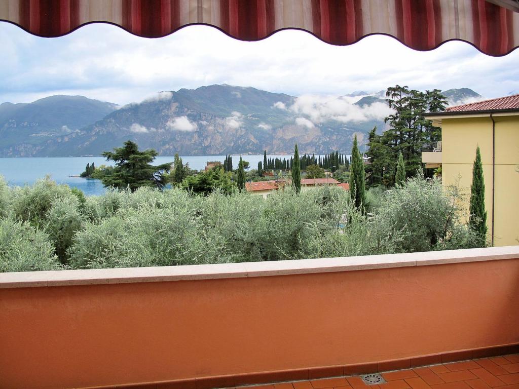uma janela com vista para um lago e para as montanhas em Apartment Villa Rizzardi-1 by Interhome em Malcesine