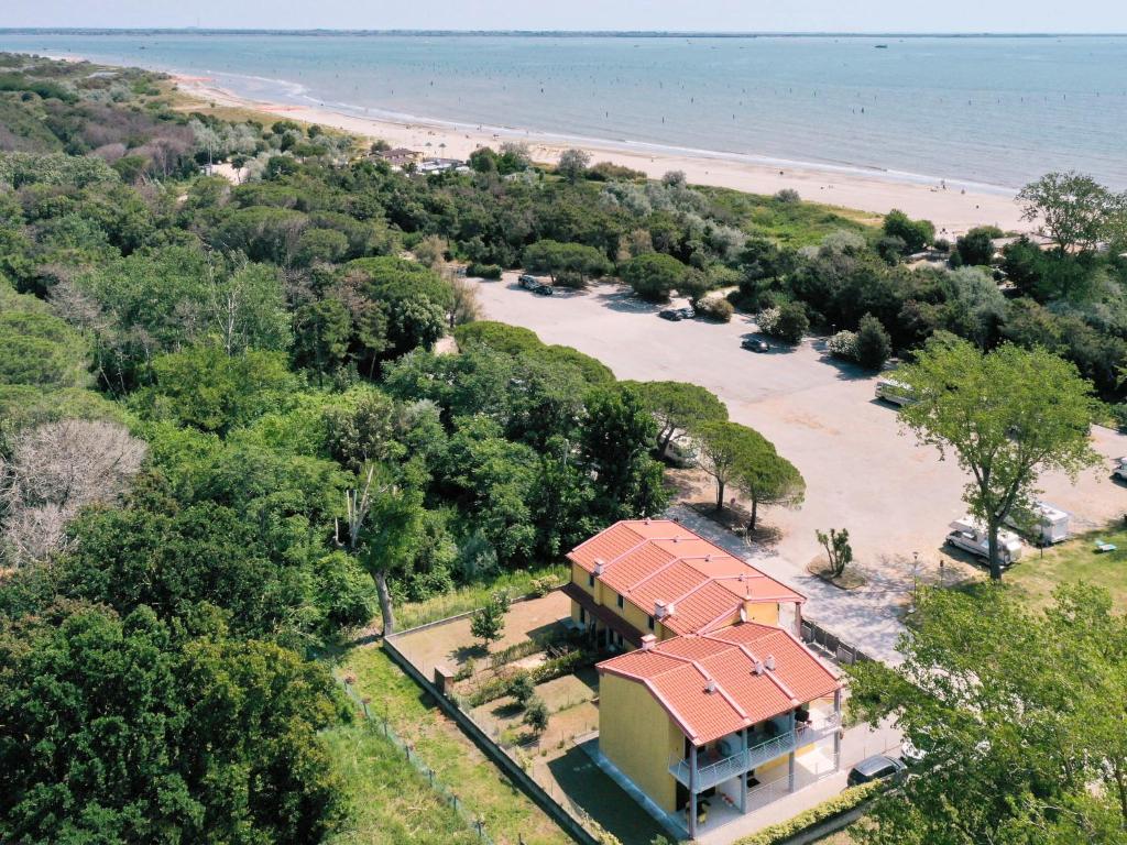 una vista aerea di una casa vicino a una spiaggia di Holiday Home Malva by Interhome a Bagni
