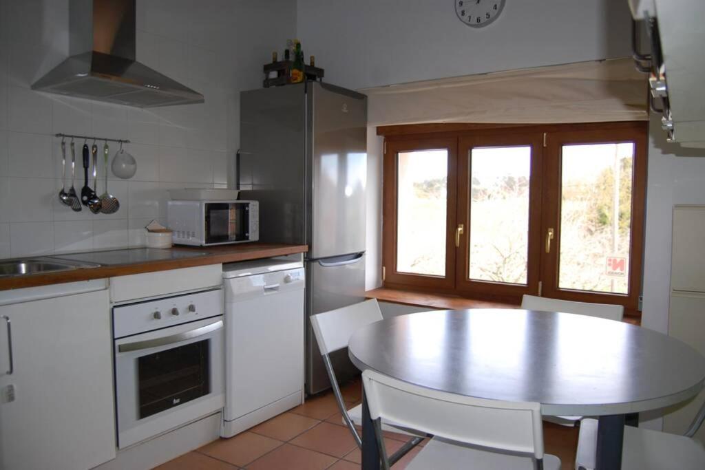 A kitchen or kitchenette at Gestiona2R - Casa rural Matias Mar y Montaña ideal Familias