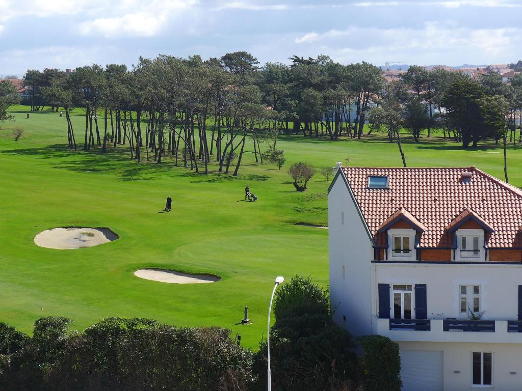 un campo de golf con gente jugando en un green en Studio Regina by Interhome, en Biarritz