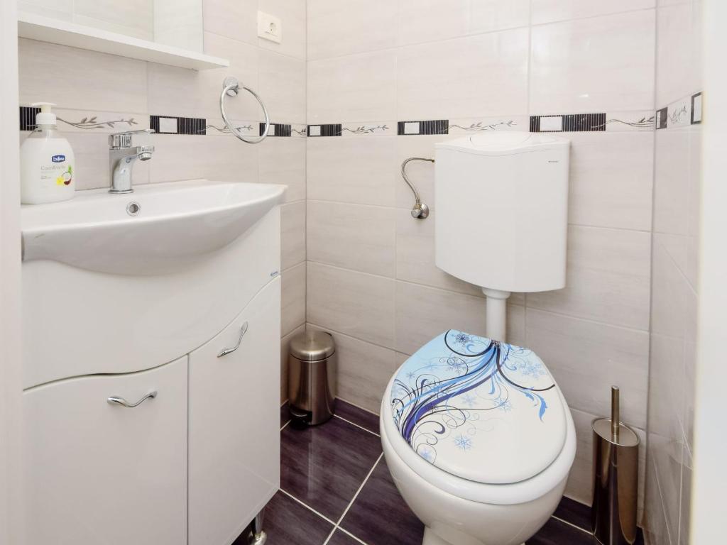 Kúpeľňa v ubytovaní Holiday Home Lara by Interhome