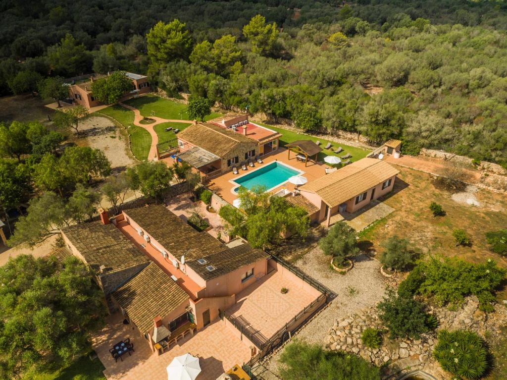 una vista aérea de una casa con piscina en Cas Misser en Algaida