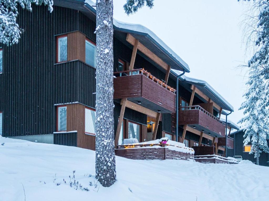 LahdenperäにあるHoliday Home Kerttu by Interhomeの雪中の大きな木造建築