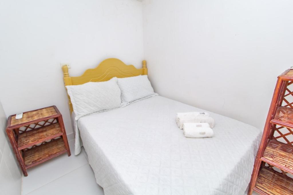 Un dormitorio con una cama con un teléfono. en Apartamento do Padin 2-2ª Praia, en Morro de São Paulo