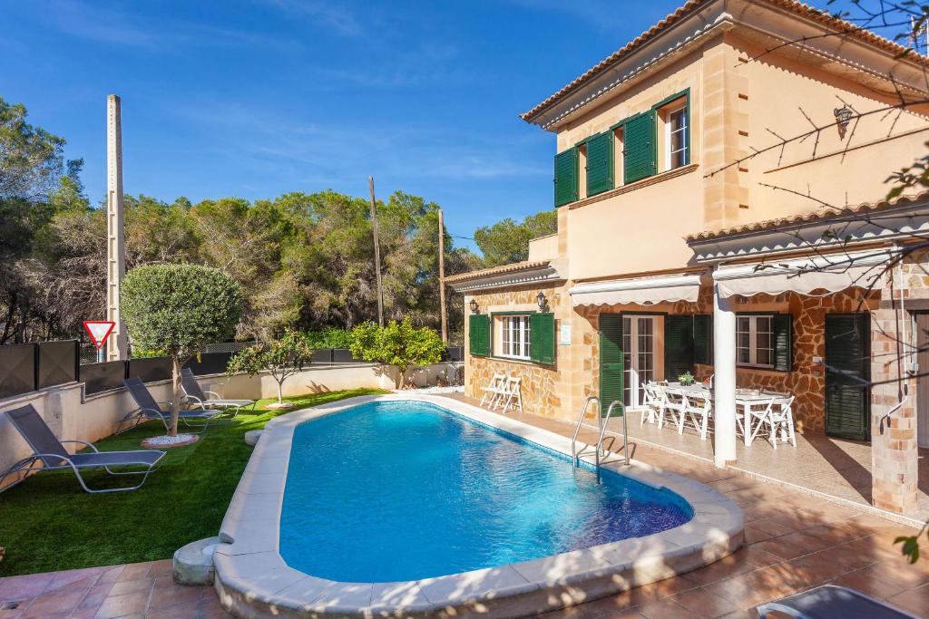 una casa con piscina en el patio en Villa Trobadors, en El Arenal