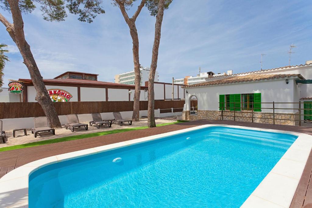 een zwembad in de achtertuin van een huis bij Villa Els Pins in El Arenal