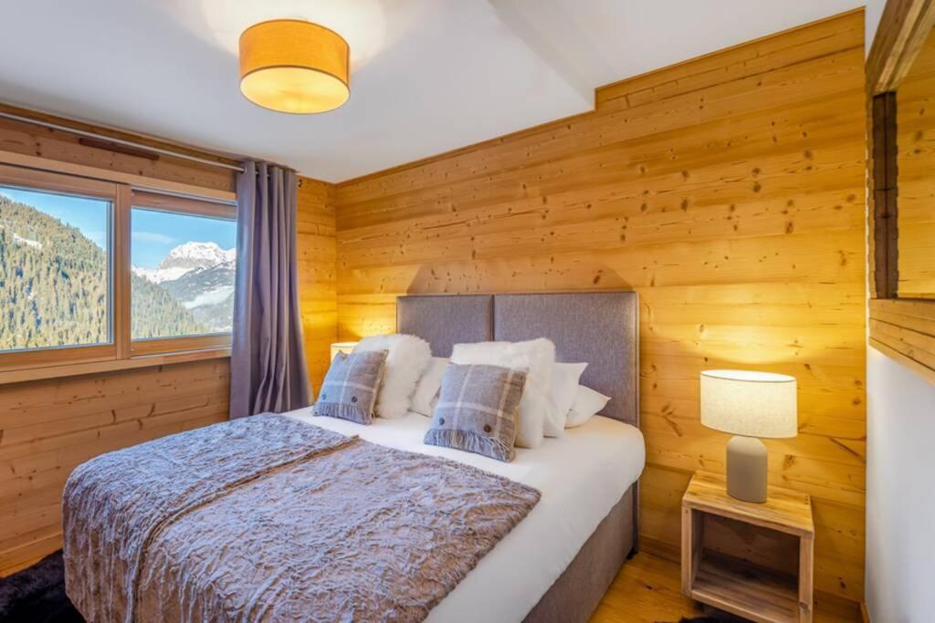 - une chambre avec un lit et une vue sur la montagne dans l'établissement Chalets de Vonnes 8 - Appartement - BO Immobilier - Châtel - Châtel Multipass Été 2025 en option au tarif de 3euros par jour et par personne, à Châtel