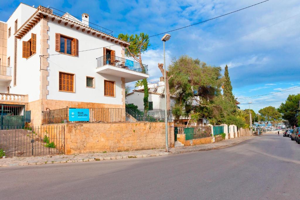 una casa blanca al lado de una calle en Son Veri en El Arenal
