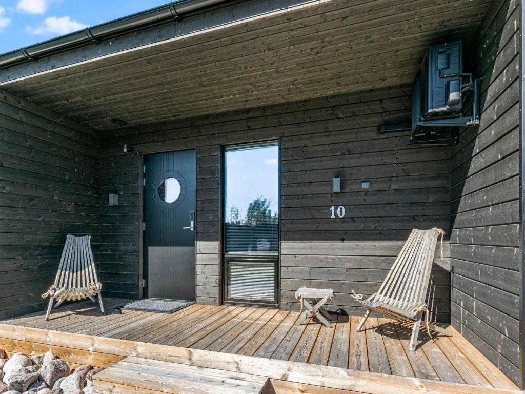 due sedie sedute su una terrazza di legno su una casa di Holiday Home Kasnäs marina b10 by Interhome a Kasnäs