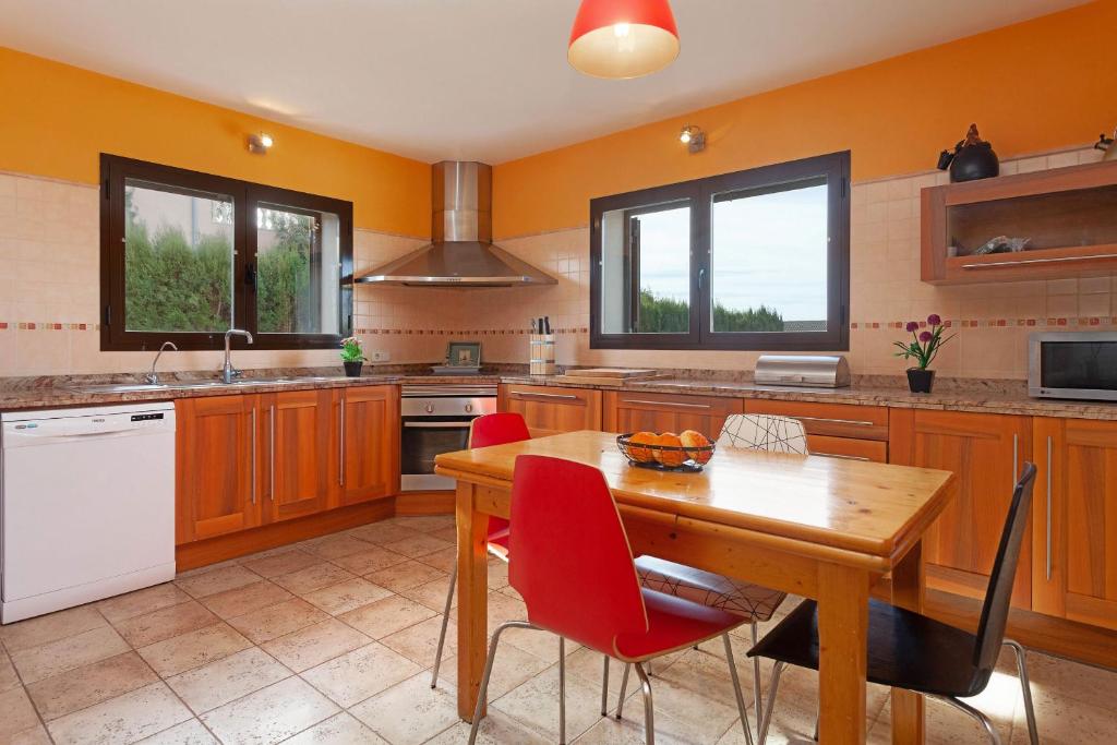A kitchen or kitchenette at Villa Sa Torre