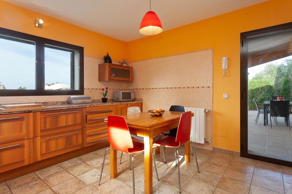 A kitchen or kitchenette at Villa Sa Torre