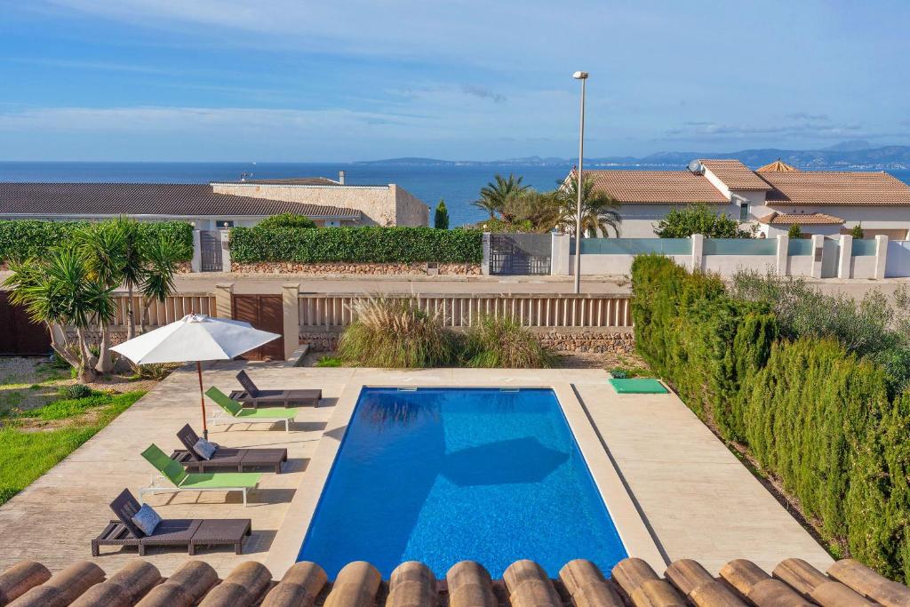 The swimming pool at or close to Villa Sa Torre