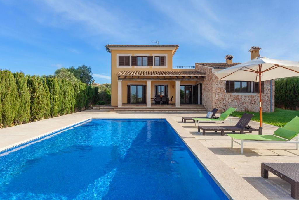 The swimming pool at or close to Villa Sa Torre