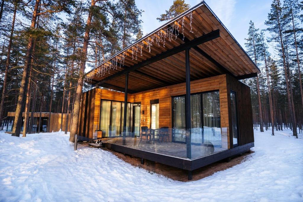 a log cabin in the woods in the snow at Tochka na karte Vidlitsa in Ust'-Vidlitsa