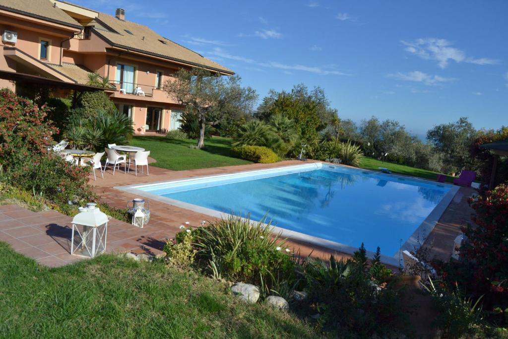 una piscina en el patio trasero de una casa en Villa Zagara Luxury Bed And Breakfast, en Pescara