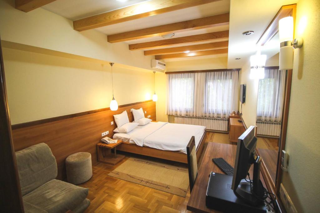 Postel nebo postele na pokoji v ubytování Hotel Vila Vrbas