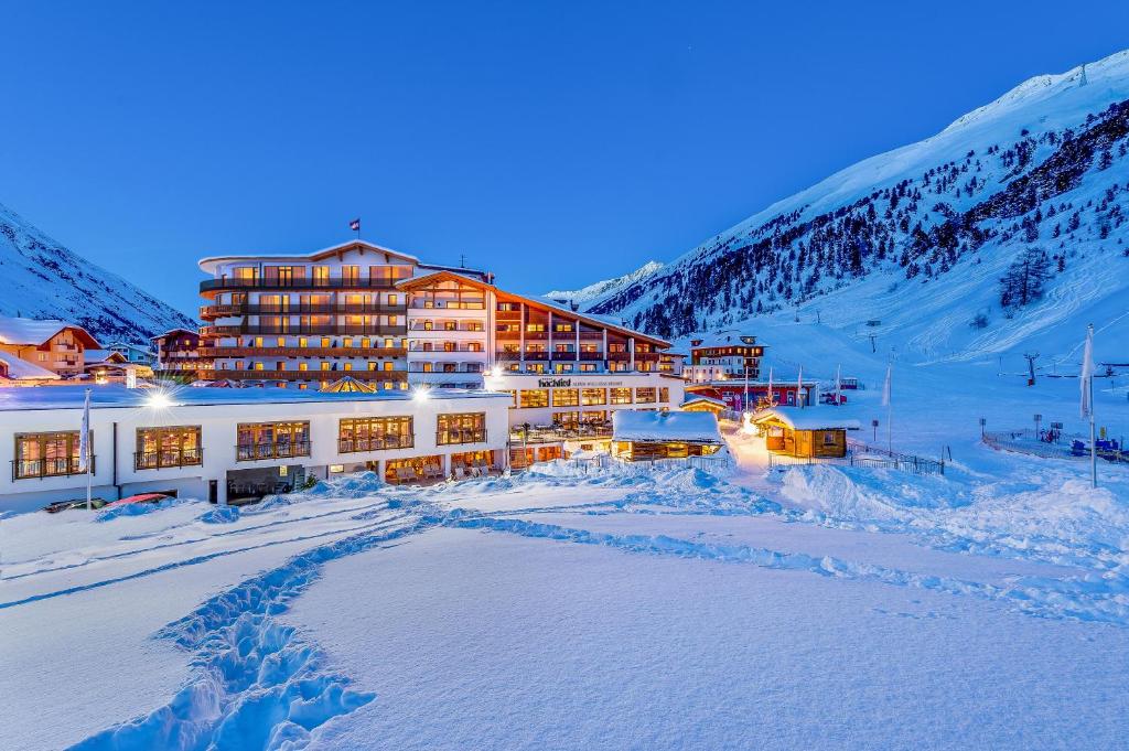 ein Hotel im Schnee mit viel Schnee in der Unterkunft Alpen-Wellness Resort Hochfirst in Obergurgl