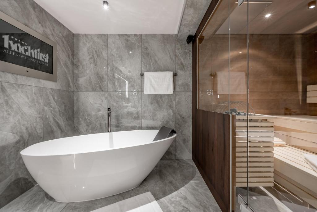 Kúpeľňa v ubytovaní Alpen-Wellness Resort Hochfirst