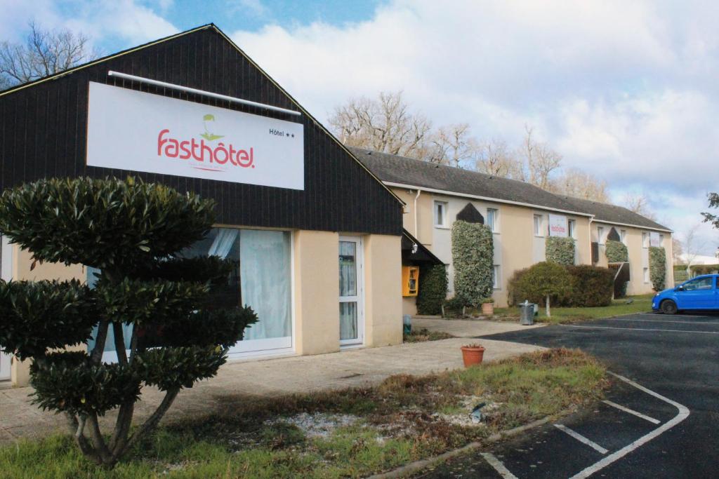 un fast-food avec un panneau sur le côté du bâtiment dans l'établissement Fasthotel Vendome, à Vendôme