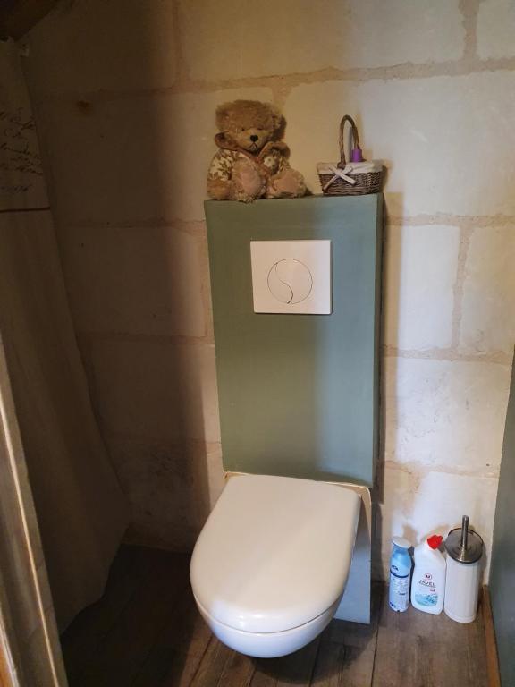 Un Ours En Peluche Dans La Salle De Bains Avec Toilettes Angle