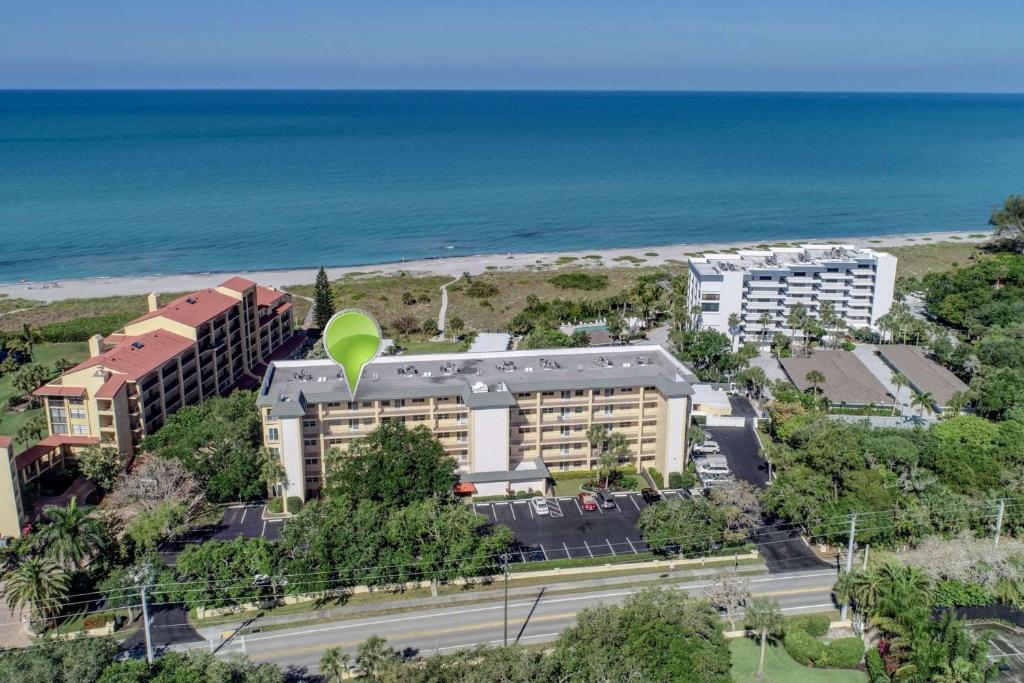 Luftblick auf ein Resort mit grünem Ballon in der Unterkunft Bay Tree Beach Side in Sarasota