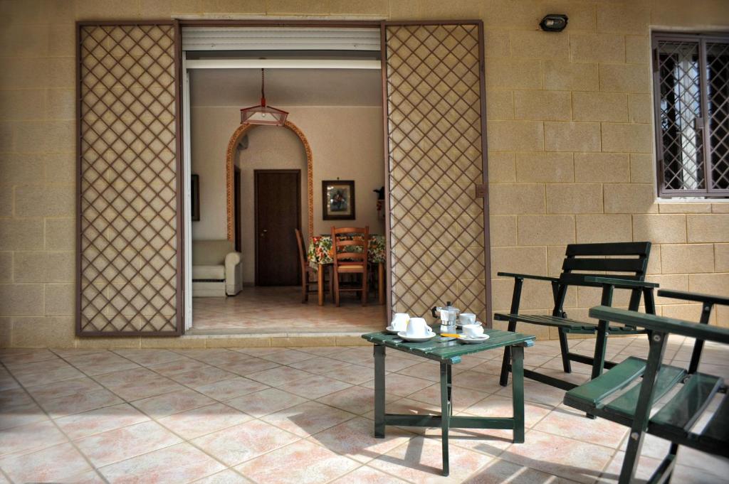 pokój ze stołami i krzesłami oraz pokój z korytarzem w obiekcie Ville Yoko e Disma w mieście Torre Lapillo