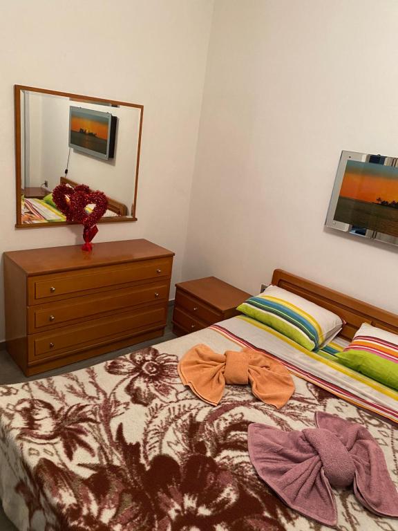 sypialnia z łóżkiem, komodą i lustrem w obiekcie Jordans appartment w Salonikach
