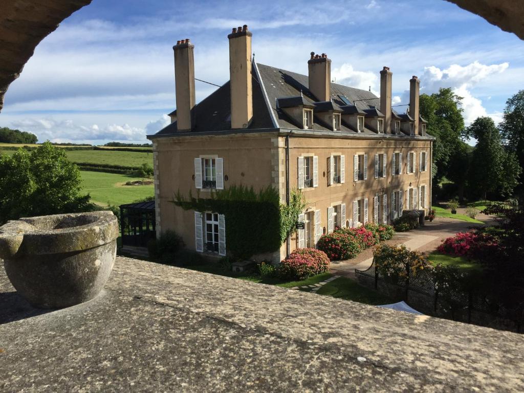 a large house with a large roof at B&B Vassy Etaule in Avallon